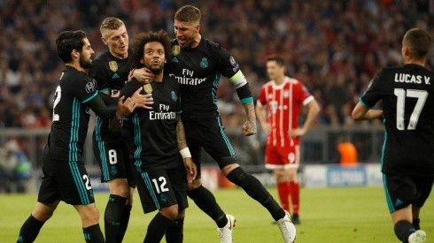 EL GOLEADOR. Todos abrazan a Marcelo después de su golazo de volea contra Bayern Múnich.
