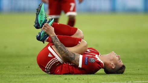 DOLORIDO. James Rodríguez sufre en el piso una patada de Casemiro por Champions League (Foto: Getty).