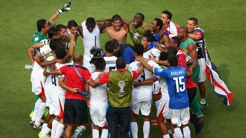 PURA VIDA. El plantel de Costa Rica festeja la clasificación a octavos de final en Brasil 2014 (Foto: Getty).