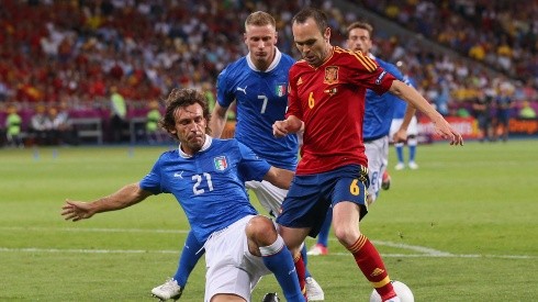 DOS SEÑORES. Iniesta le ganó a Pirlo la final de la Euro 2012.