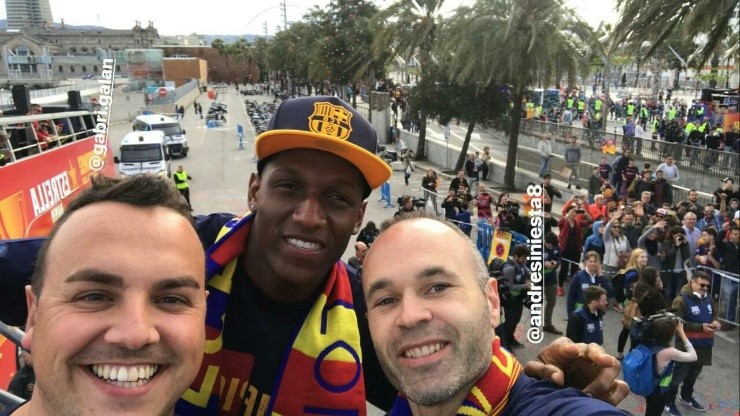 Mina junto a Andrés Iniesta