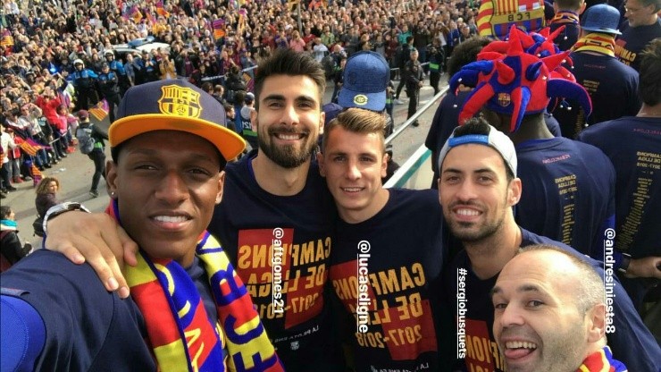 Iniesta, Busquets,Digne yGomesposan junto al colombiano