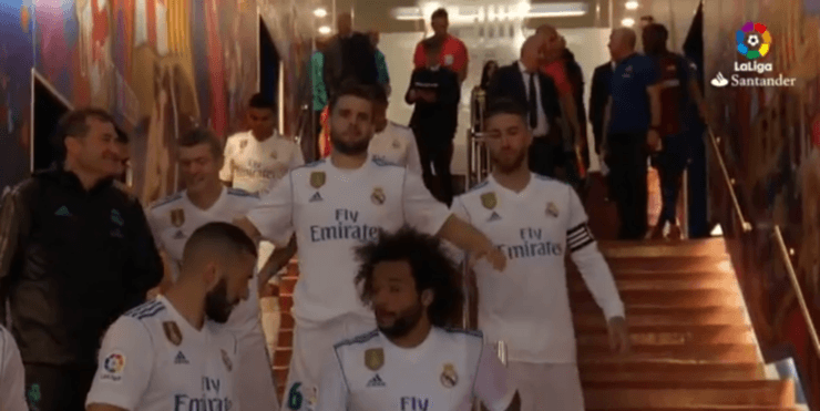 Nacho, impotente, observa como Piqué se aleja