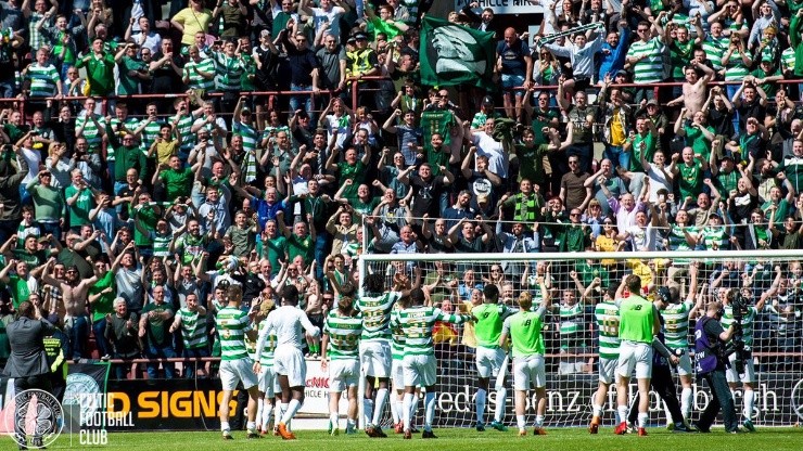 Los jugadores del Celtic celebran una nueva victoria en la Liga de Escocia