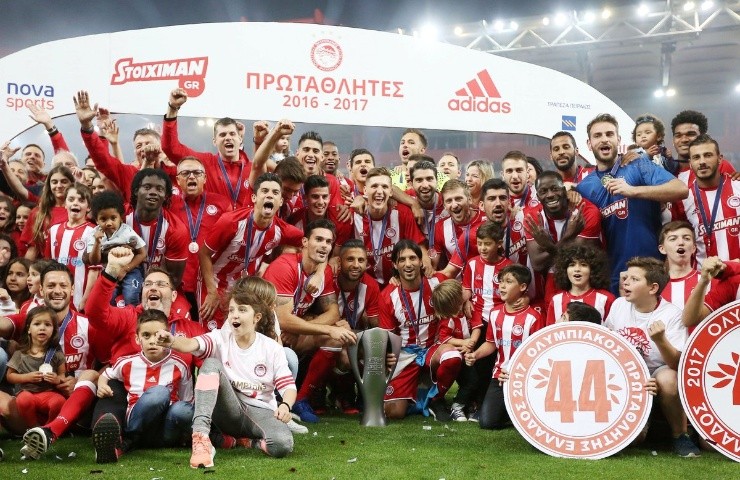 Olympiacos celebra su título número 44 y la segunda vez que obtiene siete de manera consecutiva