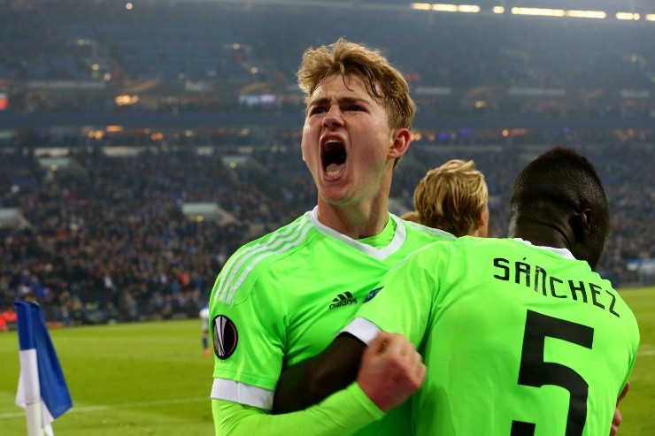Matthijs de Ligt y Davinson Sanchez festejan el segundo gol convertido ante el Schalke 04 por la Europa League