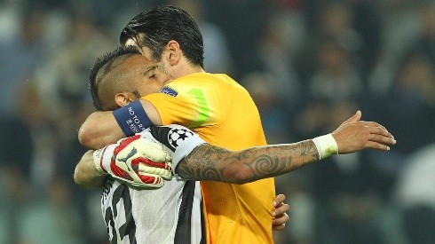 VIEJOS AMIGOS. Buffon abraza a Vidal, uno de los tantos compañeros que tuvo en Juventus (Foto: Getty).