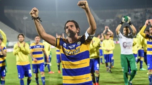 GRANDE, CAPITANO. Alessandro Lucarelli como una de las figuras del Parma que volvió a la Serie A (Foto: Getty).
