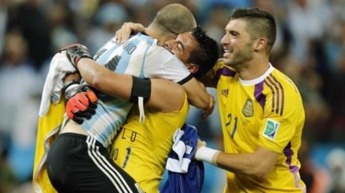 Abrazo histórico entre Javier Mascherano y Sergio Romero.