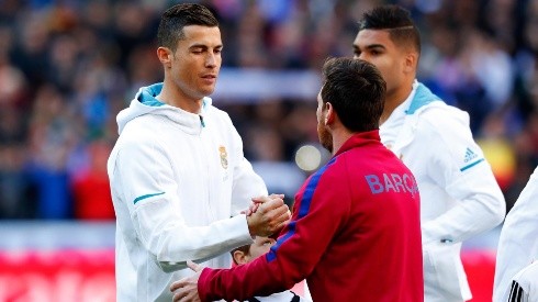 Cristiano y Messi se saludan