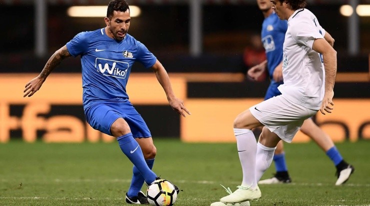 AMISTOSO. Tevez en el partido de despedida de Pirlo en Milán, Italia.