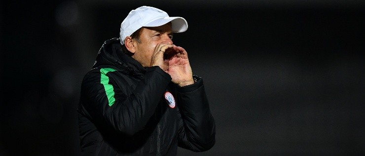 EL GRITO DEL DT. Gernot Rohr durante el amistoso contra Senegal en marzo (Foto: Getty).