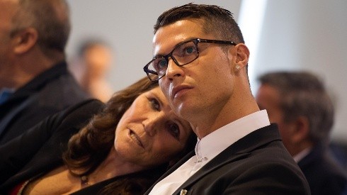 Ronaldo con su madre en la renovación de su contrato con el Madrid
