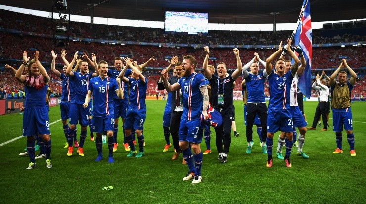 VIKINGOS EN LA EURO. Islandia celebra su clasificación frente a su público en el 2016 (Foto: Getty).