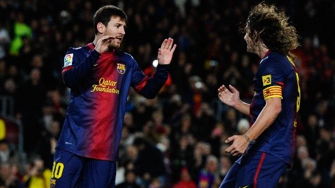 Messi festeja con Puyol, en las viejas épocas