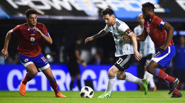 NO CAMINA. Lionel Messi ante dos jugadores de Haití en La Bombonera (Foto: Getty).