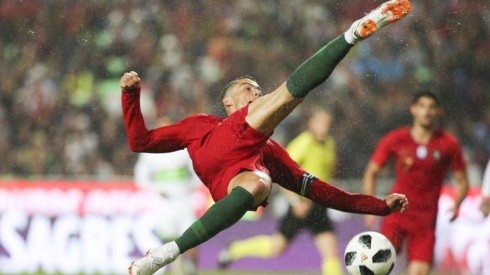 PUEDE FALLAR. No le salió del todo bien la acrobacia a Cristiano Ronaldo con Portugal.
