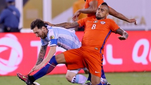 Foto de Arturo Vidal enfrentando a Lionel Messi