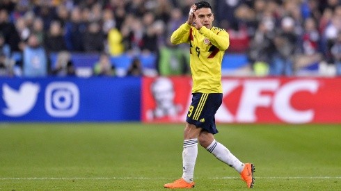 Falcao aplaude a la afición colombiana.