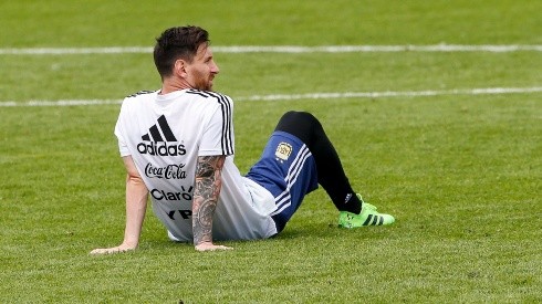 ÉL CONTRA TODOS. Lionel Messi solo en el entrenamiento de la Selección Argentina (Foto: Getty).