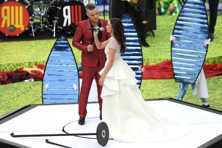 Robbie Williams y Aida Garifullina fueron quienes le pusieron voz a la inauguración