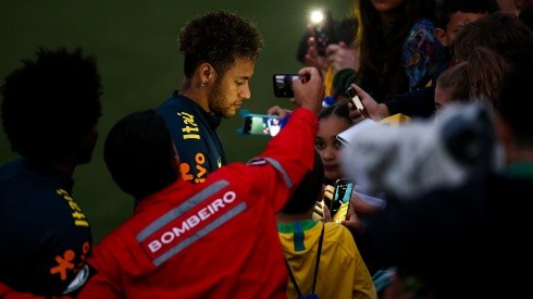 EL AS DE ESPADA. Neymar firma autógrafos después del entrenamiento de Brasil (Foto: Getty).
