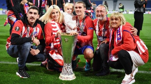 EN FAMILIA. Griezmann junto a sus familiares tras ganar la Europa League con Atlético Madrid (Foto: Getty).