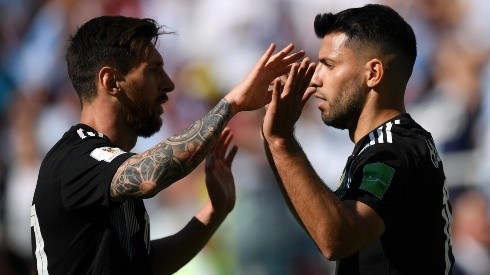 Lionel Messi y Sergio Agüero festejan