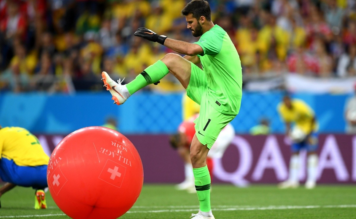 ¡Pura Bronca! Un Globo Entró A La Cancha Y El Arquero De Brasil Lo ...