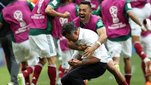 Fabián y un efusivo festejo con Osorio.