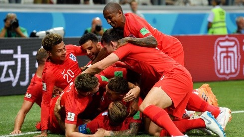 TODOS ENCIMA DEL CAPITÁN. La euforia de Inglaterra tras el gol de Harry Kane en Inglaterra-Túnez (Foto: Getty).