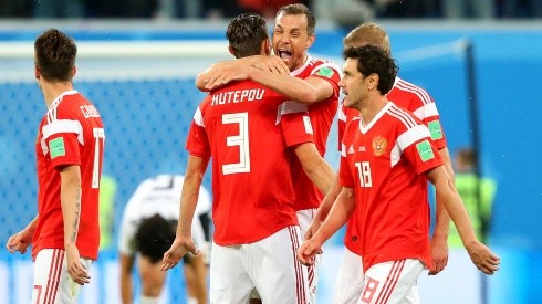CELEBRAN LOS RUSOS. Todos en la Selección de Rusia festejan ante Egipto (Foto: Getty):