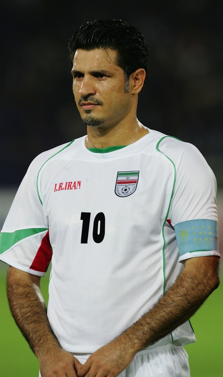 Ali Daei defendiendo los colores de la camiseta de Irán en 2006
