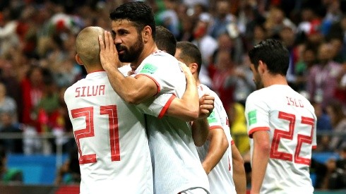 FESTEJA EL LAGARTO. Diego Costa celebra contra Silva su gol contra Irán (Foto: Getty).