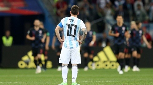 Foto de Lionel Messi sufriendo los goles de Croacia.