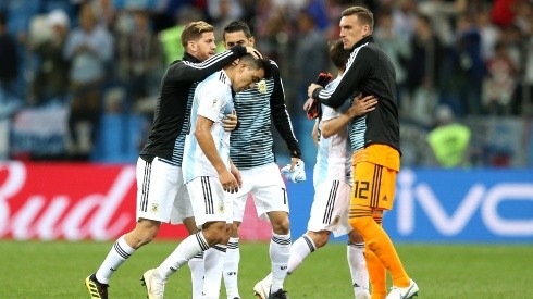 CABIZBAJOS. La tristeza de los jugadores argentinos después de la derrota contra Croacia (Foto: Getty).
