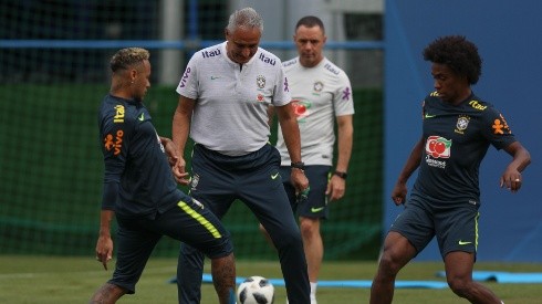 TAMBIÉN JUEGA. Tite disfruta con el balón en el entrenamiento de Brasil ante Neymar y Willian (Foto: Getty).