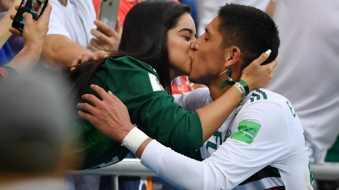El amor de Edson Álvarez y su pareja en una foto.