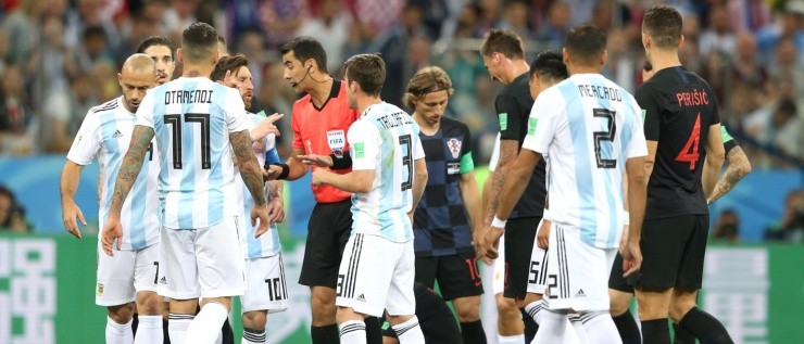 TODO DISCUSIÓN. Los jugadores argentinos le protestan al árbitro ante Croacia (Foto: Getty).