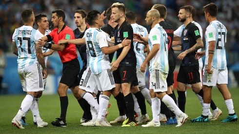 CALIENTE. Javier Mascherano discute en el tumulto de Argentina-Croacia (Foto: Getty).