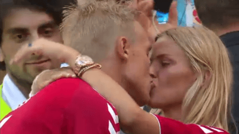 El emotivo beso entre el capitán de Dinamarca y su novia