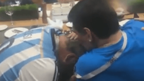 El video de un hincha que conoció a Maradona y lloró en sus brazos