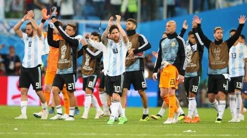 APLAUSOS A LA HINCHADA. Messi y la Selección Argentina agradecen el apoyo ante Nigeria (Foto: Getty).