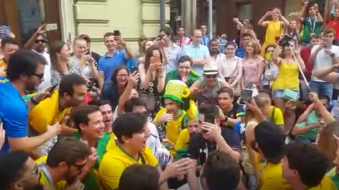 Foto de los brasileros burlándose de argentinos