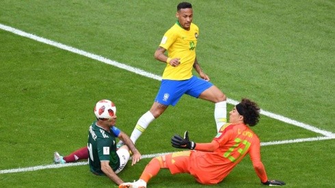 Neymar venció a Ochoa para abrir el partido en Samara.