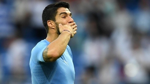 BESO A LA TRIBUNA. El saludo a la distancia de Luis Suárez con su familia, que estuvo en el estadio (Foto: Getty).