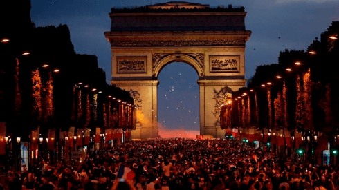 Los franceses celebran a los pies del Arco del Triunfo.