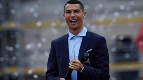 Cristiano Ronaldo festeja con la afición del Madrid