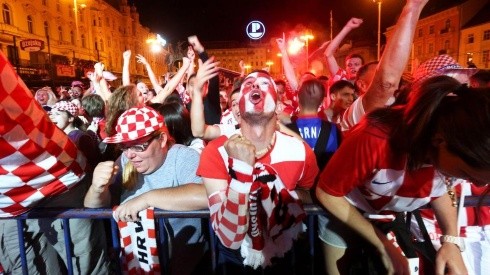 PUÑITO CROATA. Así festejos los fanáticos el gol de Mandzukic en Zagreb.