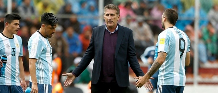 LAS ÓRDENES DE PATÓN. Bauza en el encuentro contra Bolivia con la Argentina (Foto: Getty).